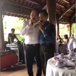 Phó Chủ nhiệm Văn phòng Quốc hội Việt Nam Thân Đức Nam song ca „Thành phố buồn“ cùng Ca sĩ Chế Linh vừa từ hải ngoại trở về