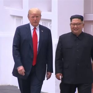 Donald Trump và Kim Jong Un: „Tên lửa khọm trên bầu trời Hà Nội“