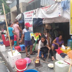 Cảnh “ Màn trời chiếu đất“ của các cháu nhỏ, phụ nữ và người già trước trụ sở tiếp dân Trung ương tại Hà Nội