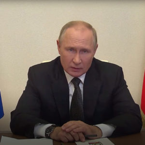 Vladimir Putin tuyên bố ‚thiết quân luật‘ trong các khu vực bị sáp nhập khi ông nói với 60.000 người chạy khỏi Kherson bị chiếm đóng