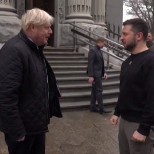 Boris Johnson trong chuyến thăm bất ngờ tới Ukraine để gặp Tổng thống Zelensky đã cam kết Anh ủng hộ ‚chừng nào còn cần thiết‘