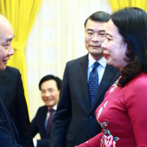 Hot! Vietnamese communist chief ripes off „golden card of immunity from death,“ former State President’s wife in danger