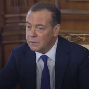 Nỗi sợ hạt nhân leo thang khi Nga đe doạ sẽ sử dụng ‚hoàn toàn bất kỳ vũ khí nào‘ nếu Kiev cố chiếm Crimea