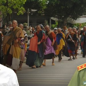 Police detain monk Thich Minh Tue but saying „voluntarily“ stops wondering!