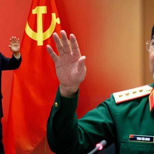 ĐẤU NHAU VỀ BIỂN ĐÔNG VÀ THƯƠNG MẠI: ÔNG TẬP VỘI ĐẾN VIỆT NAM 