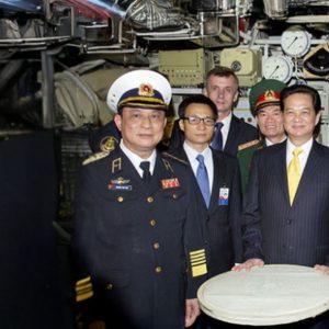 GẶP TÀU LẠ THÌ LẶN, DUYỆT BINH MÀU MÈ THÌ TÀU NGẦM KILO TRỒI LÊN!