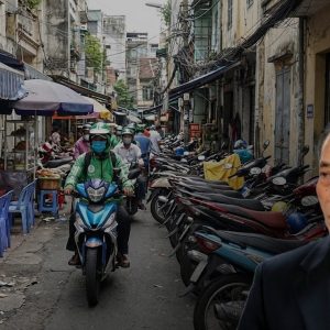 TIẾN SĨ HIẾU VÀ “XE ÔM CÔNG CỘNG”: KHI HẠ TẦNG THUA, NGƯỜI NGHÈO LÃNH ĐỦ