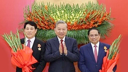 Huân chương an ủi cuối cùng: Hai lãnh đạo cấp cao được trao thưởng chỉ 3 ngày trước khi rời vị trí!